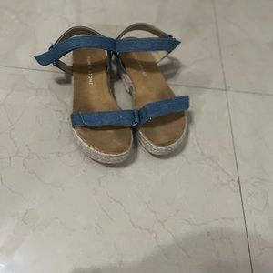 Blue kids sandals Size: 2